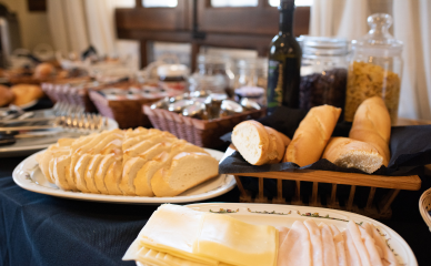 Mesa de comedor preparada para el desayuno con platos de comida
